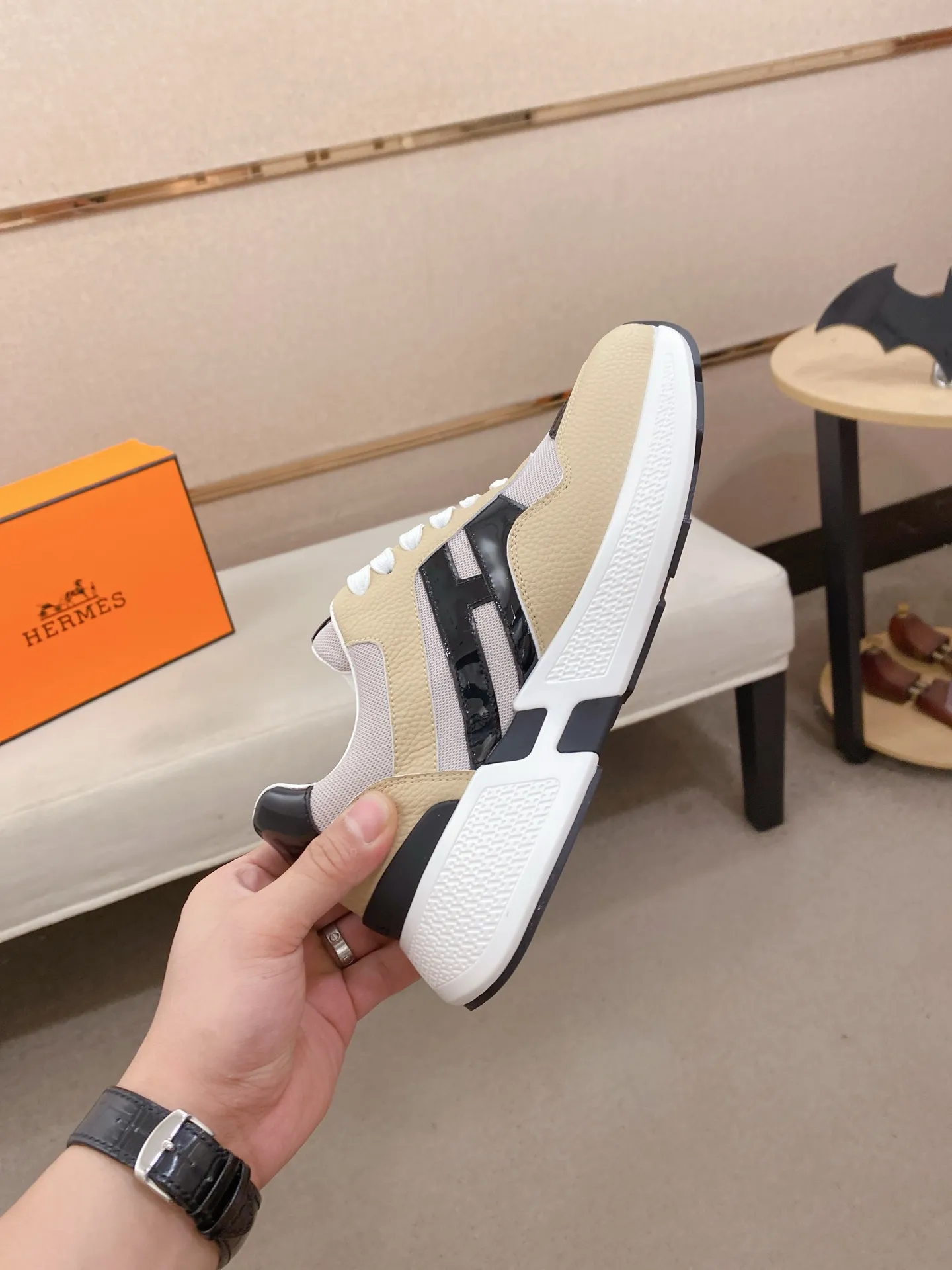 Factory price: 560💰《HERMES》【Classic Original Version】Hermès; Top 🔝 Purchasing Agency 🔍🔍Men's latest 🇺🇸 counters are on sale simultaneously, imported from Italy original ▲▲cowhide ▲▲ (high-end, nobility, class) ) Exquisite workmanship (Italian 🇮🇹 imported water-dyed 🐂 cowhide lining) sole: original sole provided by the original factory, ⚠️exclusive double-layer activity·TPR·rubber·combined molded outsole; super comfortable·wear-resistant·non-slip·environmental protection The real thing is more beautiful if you take the real thing (high quality, follow the order). You can enter and exit the counter at will * Number of yards: 38-44 (45 can be customized and cannot be returned or exchanged)